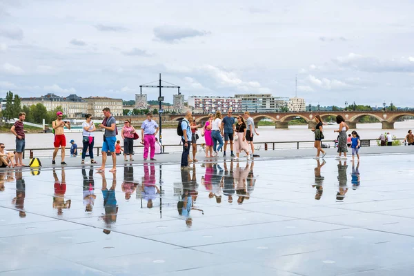 Berühmter Bordeaux-Wasserspiegel voller Menschen — Stockfoto