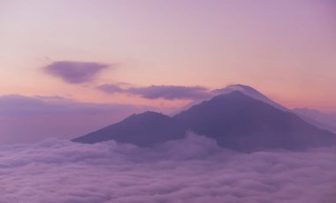 Gün doğumunda bulutların ve sislerin manzarası