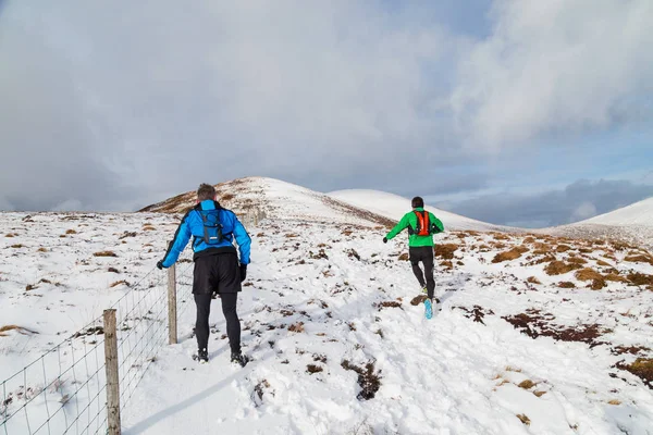 Menschen klettern in irland — Stockfoto