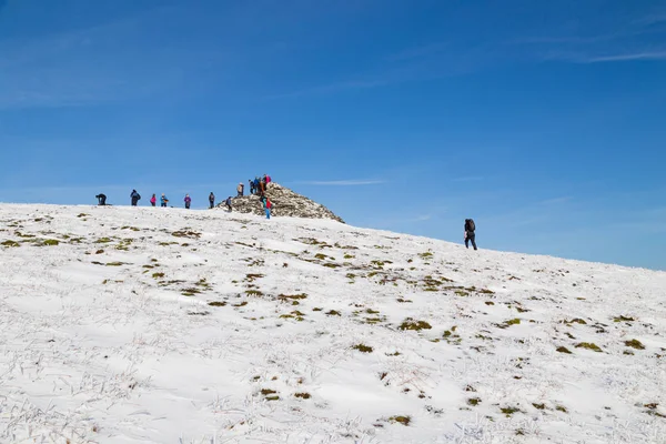 Menschen klettern in irland — Stockfoto