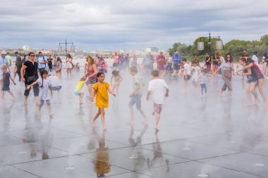 İnsanlarla dolu ünlü Bordeaux su aynası.