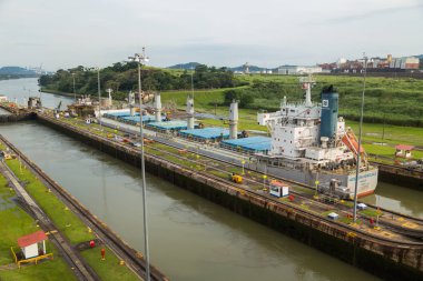 Panama Kanalı 'ndaki konteyner gemisi