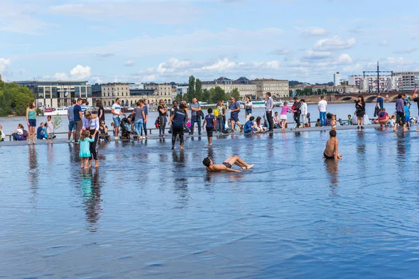 Bordeaux water spiegel — Stockfoto