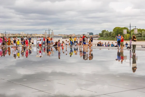 Berühmter Bordeaux-Wasserspiegel voller Menschen — Stockfoto