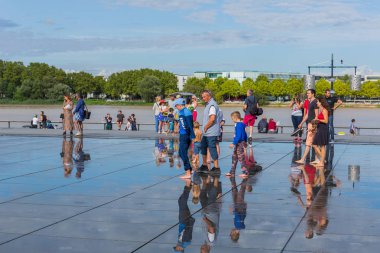 İnsanlarla dolu ünlü Bordeaux su aynası.