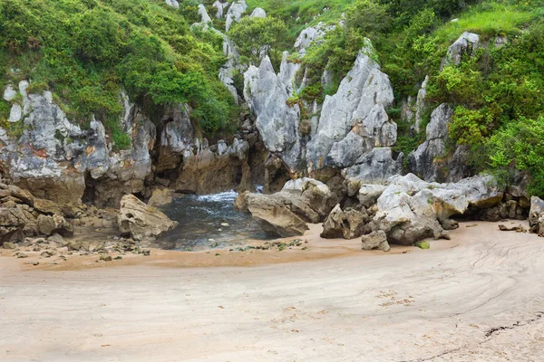 Playa gulpiyuri — Foto de Stock