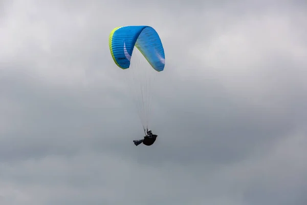 Gleitschirmfliegen — Stockfoto