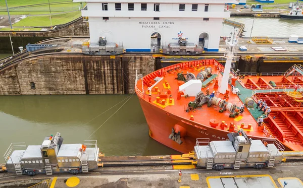 Konténerhajó a Panama-csatornán — Stock Fotó