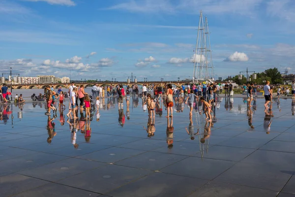 Знамените водне дзеркало Бордо, повне людей — стокове фото
