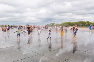 İnsanlarla dolu ünlü Bordeaux su aynası.