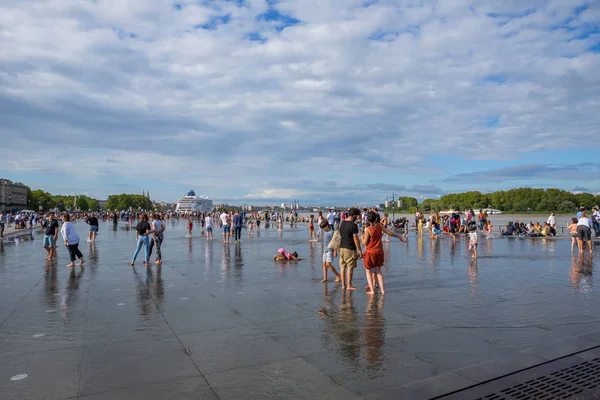 İnsanlarla dolu ünlü Bordeaux su aynası. — Stok fotoğraf