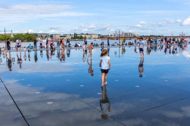 İnsanlarla dolu ünlü Bordeaux su aynası.