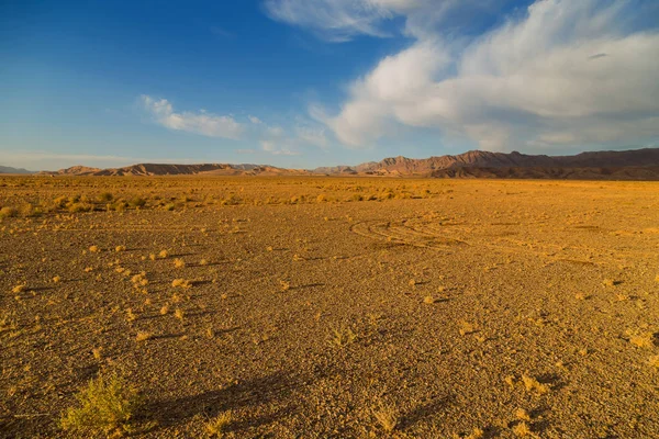 Desert under mountains — Stock Photo, Image