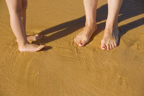 Pernas na praia — Fotografia de Stock