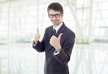 işadamı başparmak yukarı