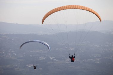 Portekiz 'in kuzeyinde, Caldelas, Portekiz' de Aboua Kupası 'na paragliding.
