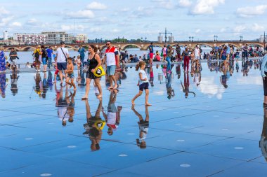 İnsanlarla dolu ünlü Bordeaux su aynası.