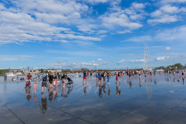 Знамените водне дзеркало Бордо, повне людей — стокове фото