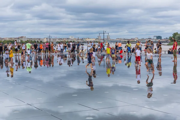 Berühmter Bordeaux-Wasserspiegel voller Menschen — Stockfoto