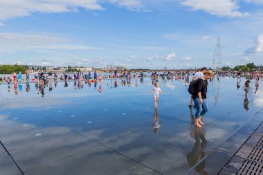 İnsanlarla dolu ünlü Bordeaux su aynası.