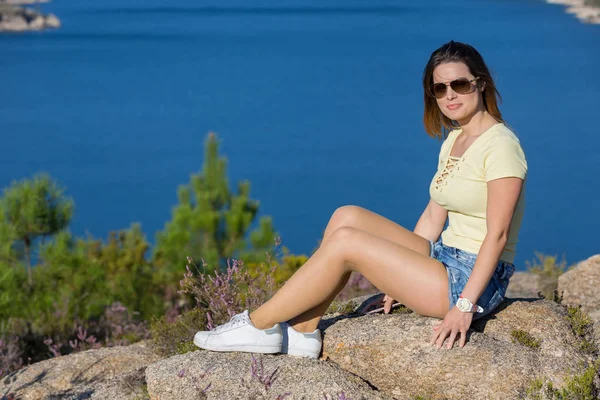 Girl enjoying the lake — Stock Photo, Image