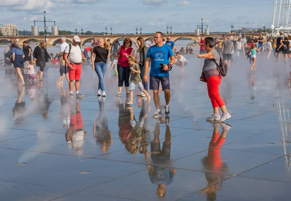 Знамените водне дзеркало Бордо, повне людей — стокове фото