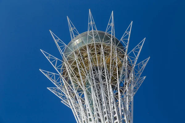 Uitzicht op de Baiterek toren — Stockfoto