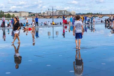 İnsanlarla dolu ünlü Bordeaux su aynası.