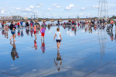 İnsanlarla dolu ünlü Bordeaux su aynası.