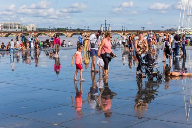 İnsanlarla dolu ünlü Bordeaux su aynası.