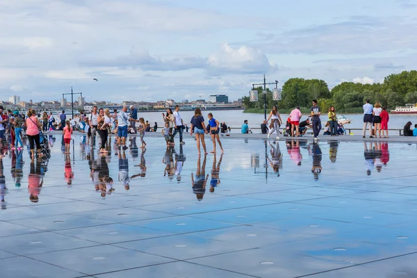 Berühmter Bordeaux-Wasserspiegel voller Menschen — Stockfoto