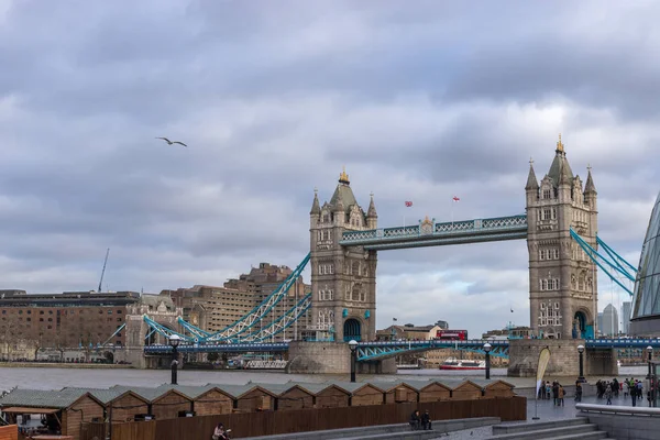 Tower bridge over Thames — Stock Photo, Image