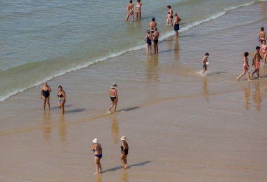 Albufeira 'daki ünlü Olhos de Agua plajındaki insanlar. Bu plaj Algarve 'nin ünlü turistik bölgesinin bir parçasıdır..