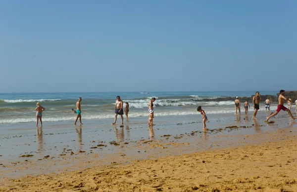 Albufeira Portugal Albufeira著名的Olhos Agua海滩上的人们 这个海滩是阿尔加维著名旅游区的一部分 — 图库照片