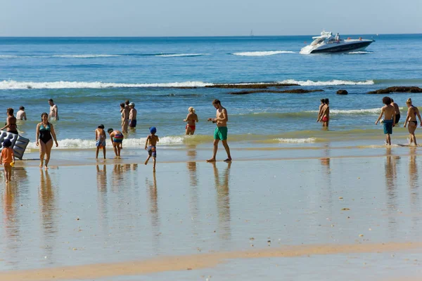 Albufeira Portogallo Persone Sulla Famosa Spiaggia Olhos Agua Albufeira Questa — Foto Stock