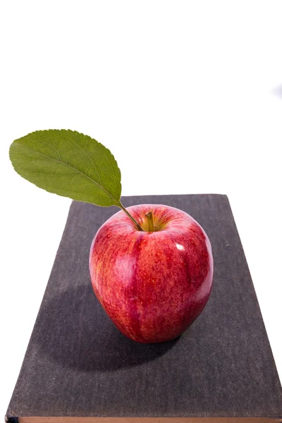 Buch und Apfel — Stockfoto