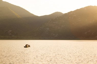 Balıkçılar küçük bir teknede