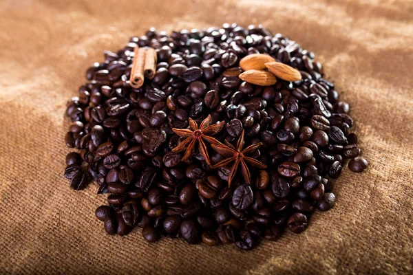 Granos de café sobre tela de saco — Foto de Stock