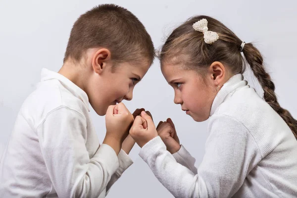 Sister and brother fighting — Stock Photo, Image