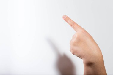 Parmaklar sol üst köşeyi gösteriyor.