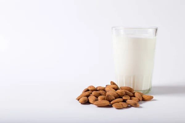 Vaso de leche de almendras — Foto de Stock