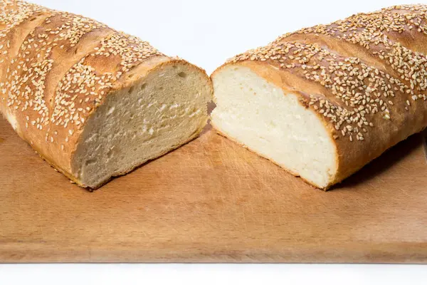 Zelfgebakken Wit Brood Met Sesam Keukenbord Een Witte Achtergrond — Stockfoto