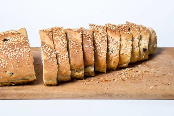 Pão Branco Fatiado Com Sementes Gergelim Tabuleiro Cozinha — Fotografia de Stock