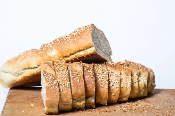 Pão Branco Fatiado Com Sementes Gergelim Uma Placa Cozinha — Fotografia de Stock