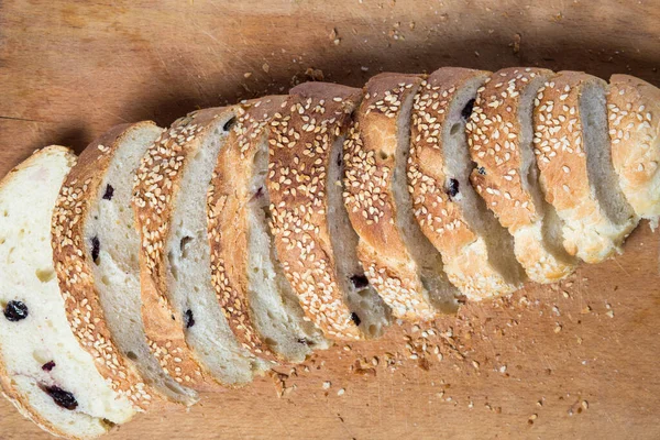 Нарезанный Белый Хлеб Кунжутом Изюмом Деревянной Доске — стоковое фото