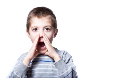 Çocuk yüksek sesle yardım istiyor. Çocuklar yüksek sesle bağırır. Kopya alanı olan beyaz bir arkaplanda yüksek sesle bağıran çocuk.