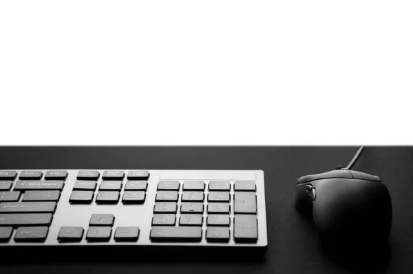 黑色键盘 鼠标放在监视器前面 具有复制空间的游戏鼠标和键盘 免版税图库图片