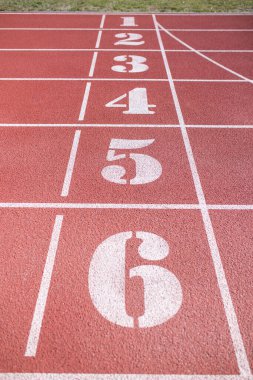 Atletizm sahasında bir koşu pisti. Zafere giden yol.