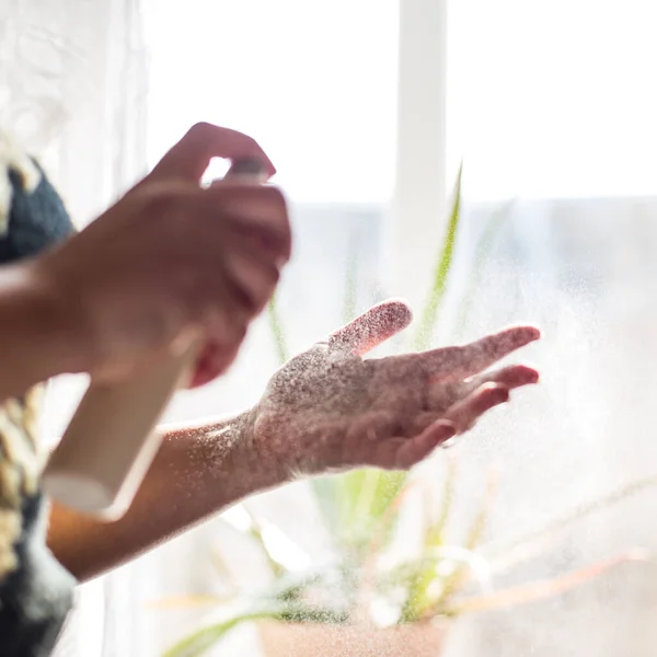 Usando Uno Spray Antisettico Mano Norme Igieniche Quarantena — Foto Stock