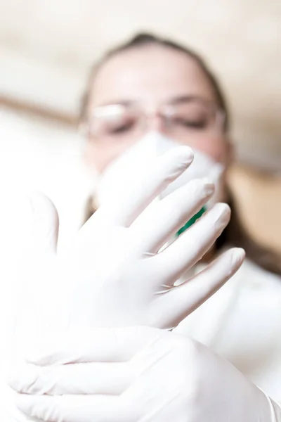 Μια Νεαρή Γυναίκα Λευκό Ιατρικό Παλτό Φοράει Λαστιχένια Γάντια — Φωτογραφία Αρχείου